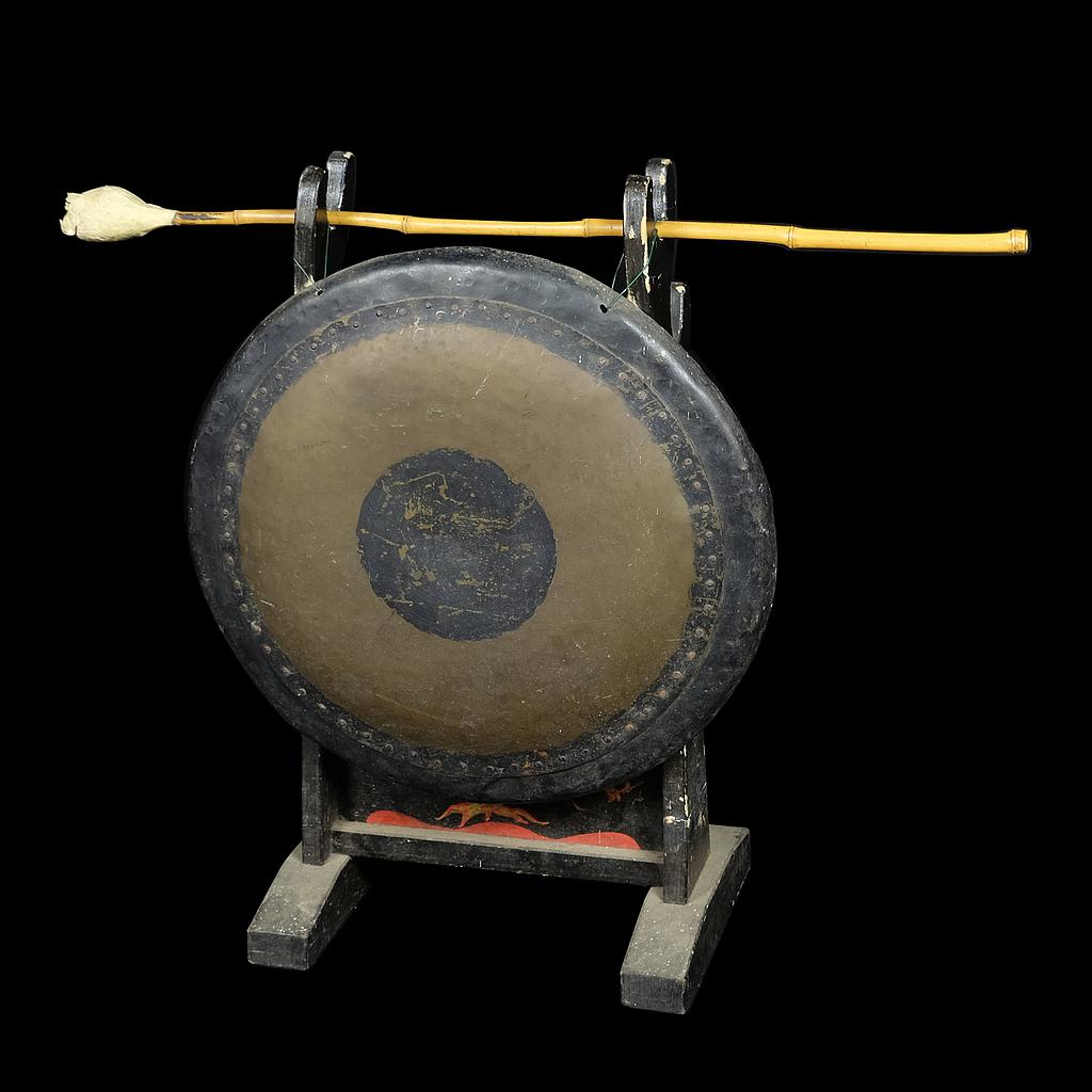 Gong aus Messing mit schwarzem Holzgestell