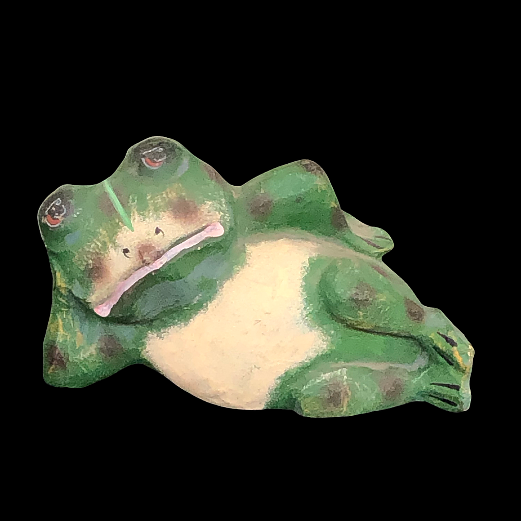 beige-grüner Frosch aus Pappmaché, liegend