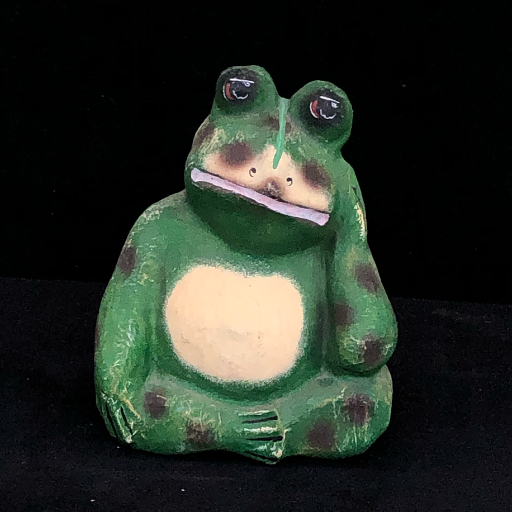 beige-grüner Frosch aus Pappmaché, sitzend