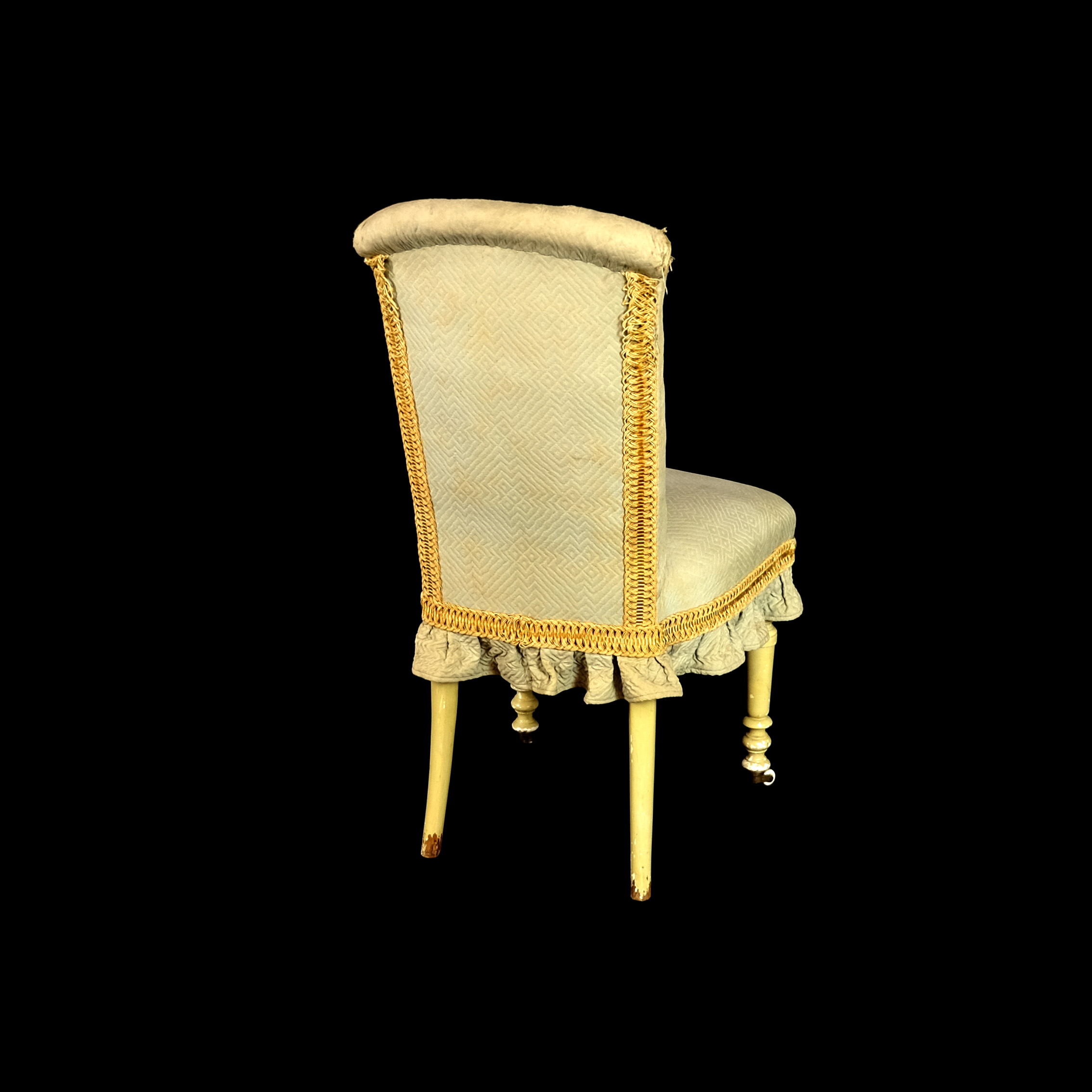 Stuhl mit weißem Bezug