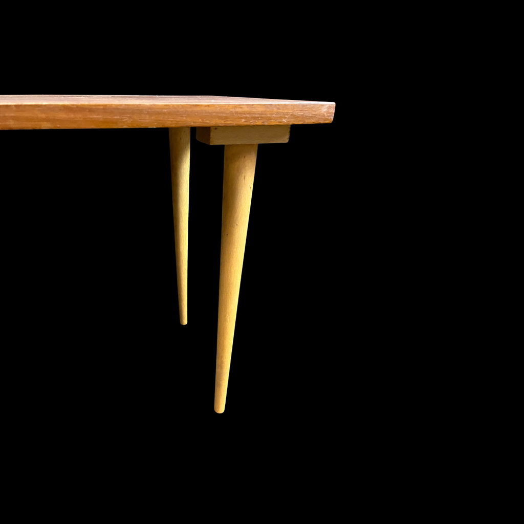 Mid-Century Beistelltisch mit verjüngten Beinen