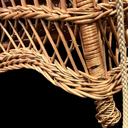 Hänge-Rattanstuhl auf Holz-Plattform