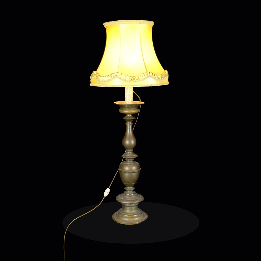 Tischlampe mit hellem Schirm