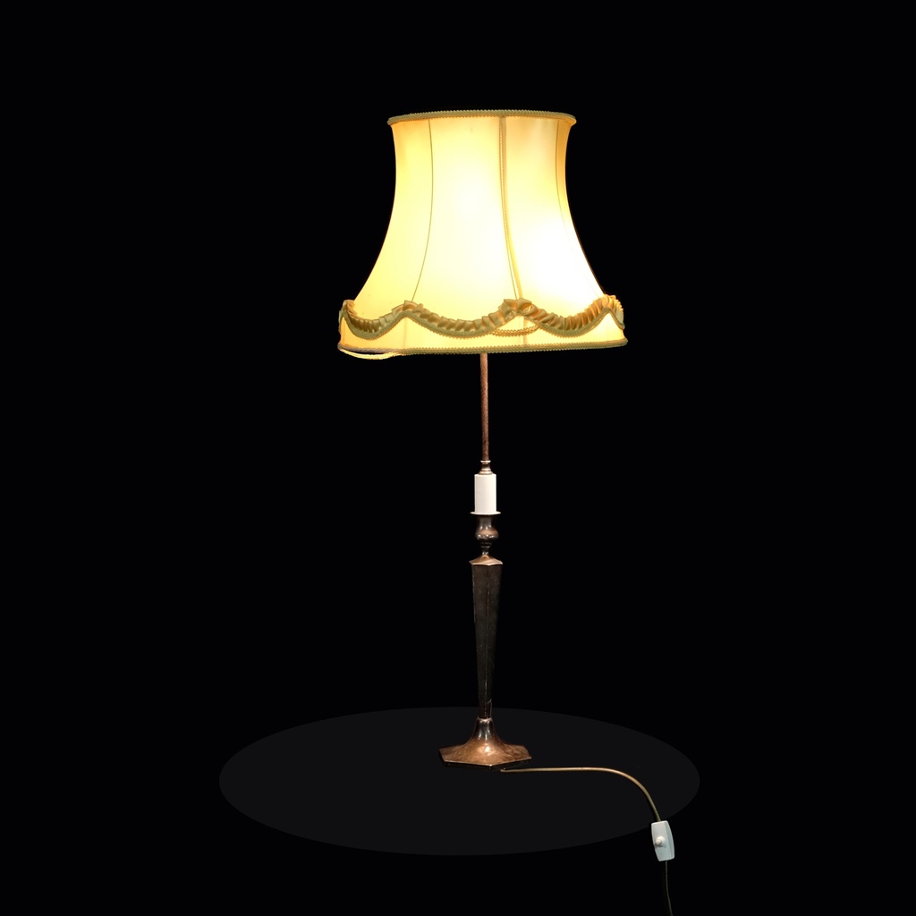 Tischlampe mit hellem Schirm