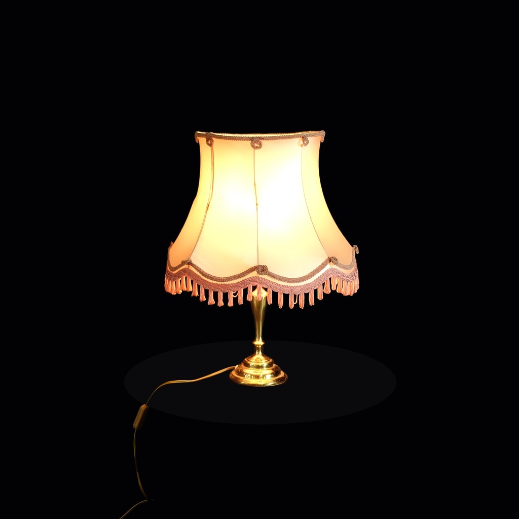 Tischlampe mit rosa Schirm