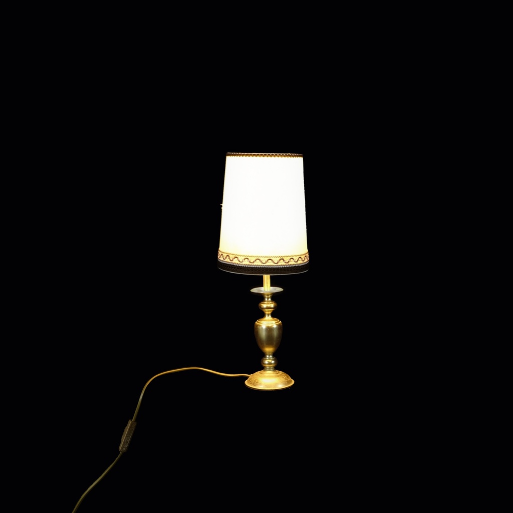 Tischlampe mit weißem Schirm