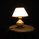 Tischlampe mit hellem Schirm