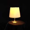 Tischlampe mit hellem Schirm