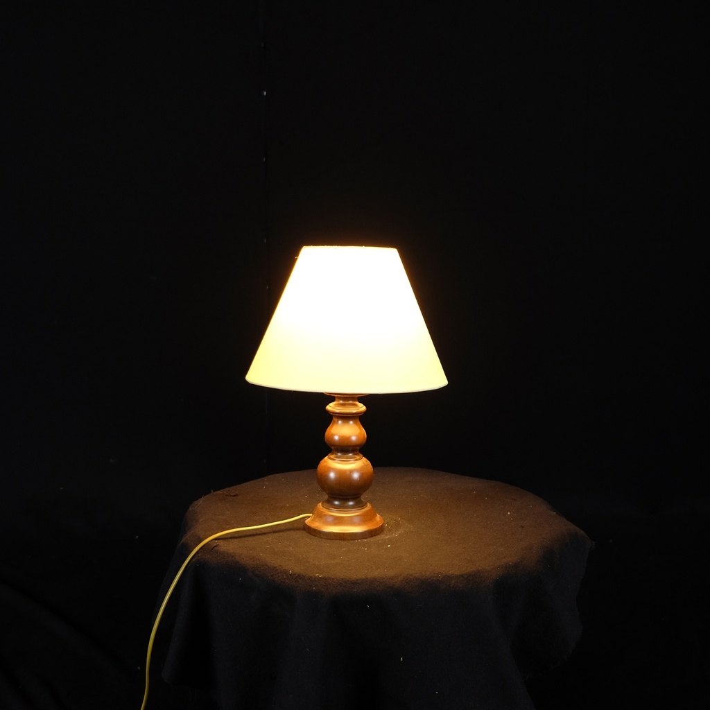 Tischlampe mit Holzfuß