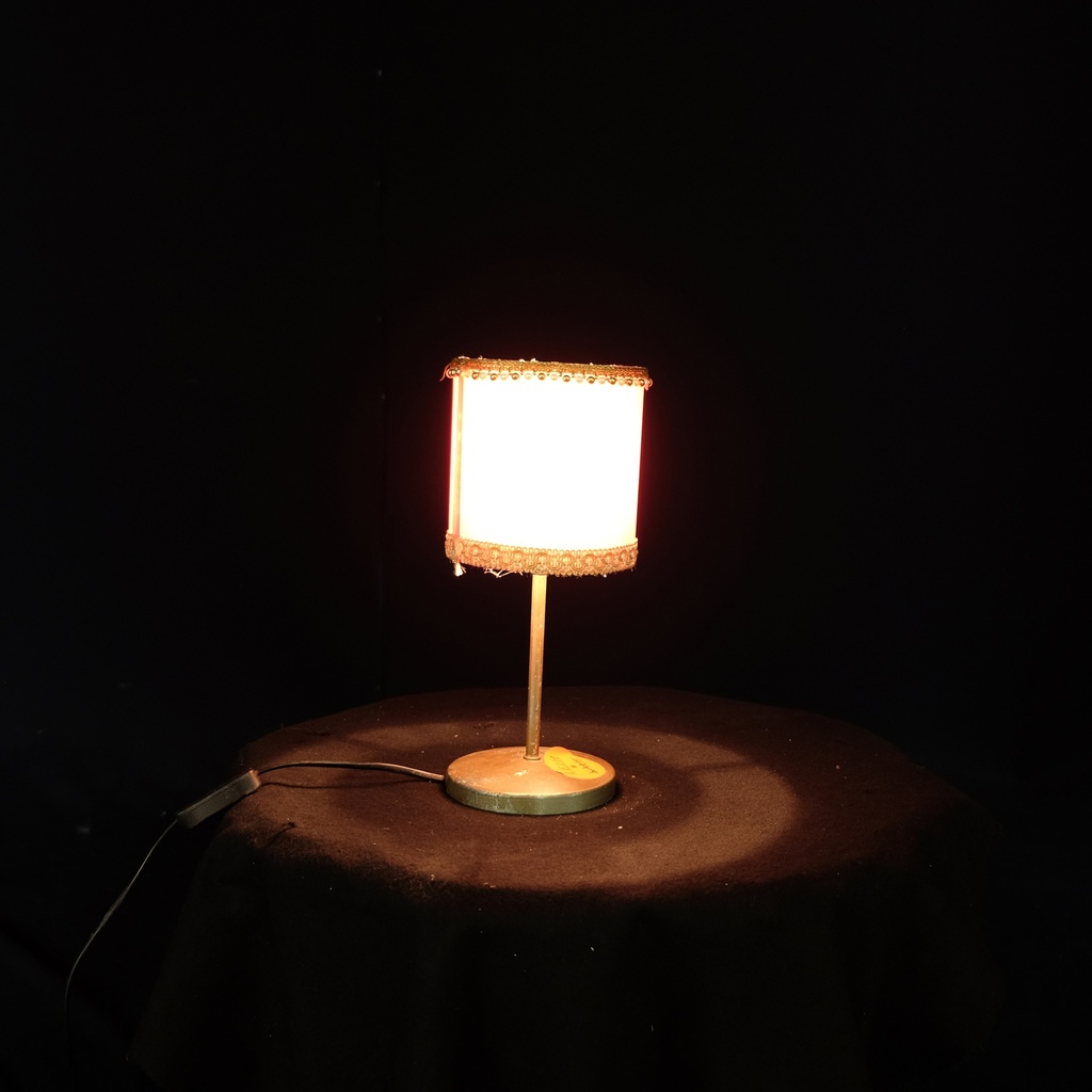 Tischlampe mit pinkem Schirm