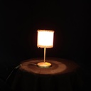 Tischlampe mit pinkem Schirm
