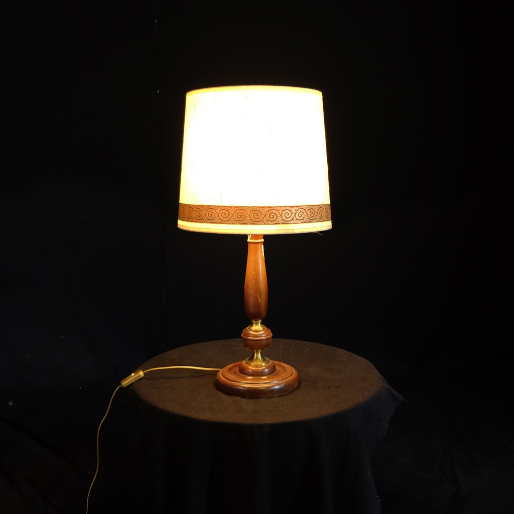 Tischlampe mit hellem Schirm