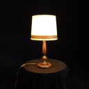 Tischlampe mit hellem Schirm