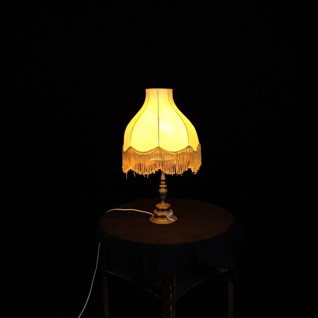 Tischlampe mit langen Fransen