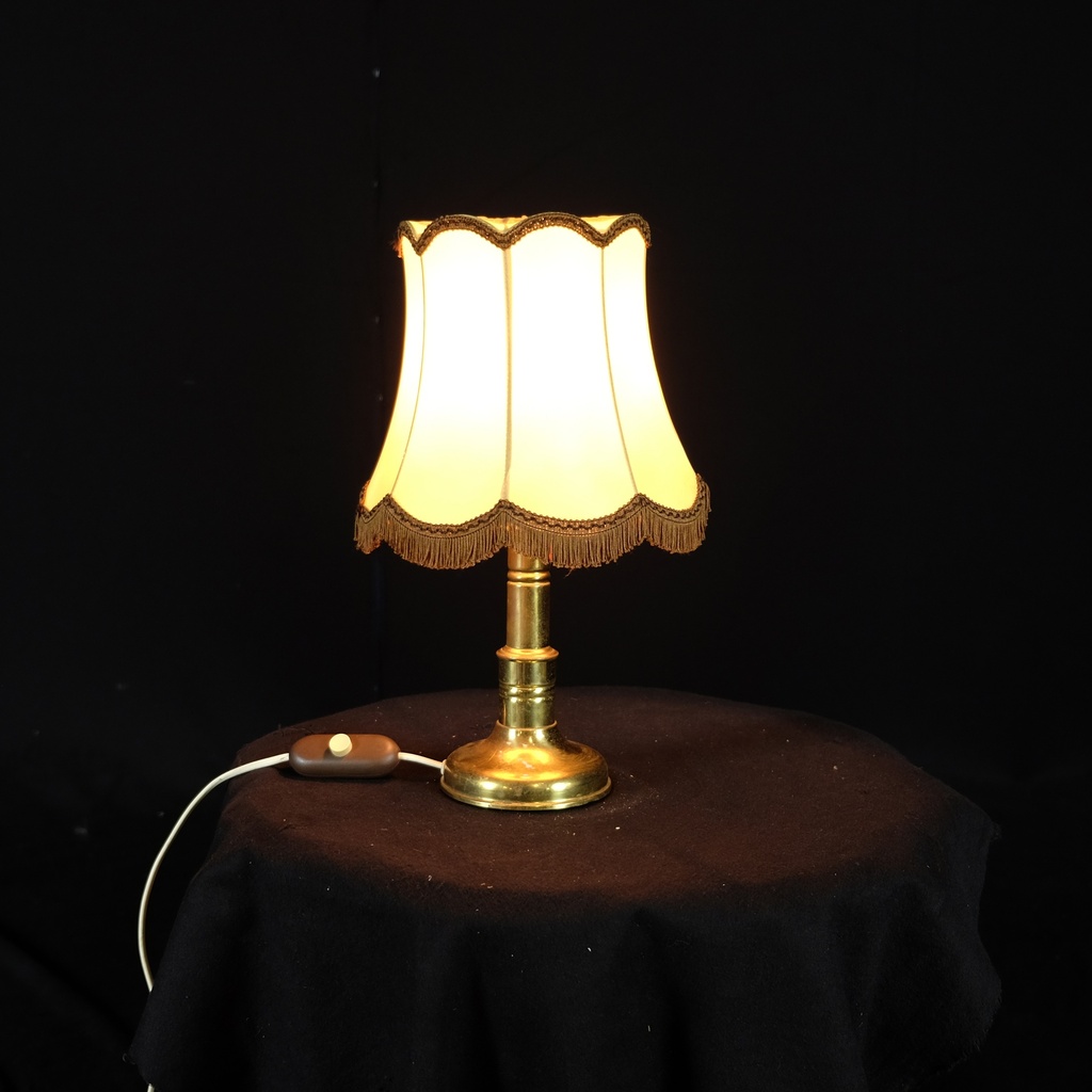 Tischlampe mit Fransenschirm