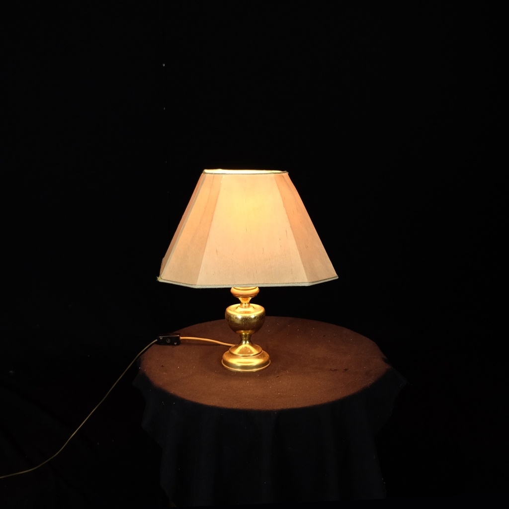 Tischlampe mit eckigem Schirm