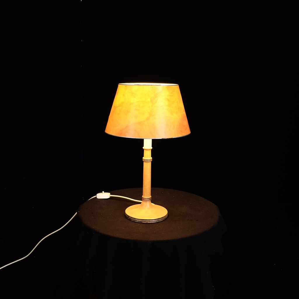 Tischlampe mit orangem Schirm