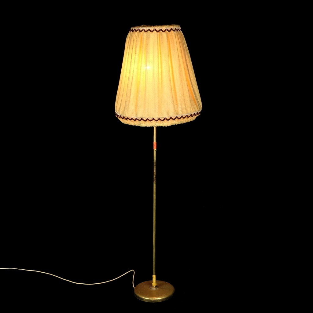 Stehlampe klassich, Schirm mit Faltenstoff