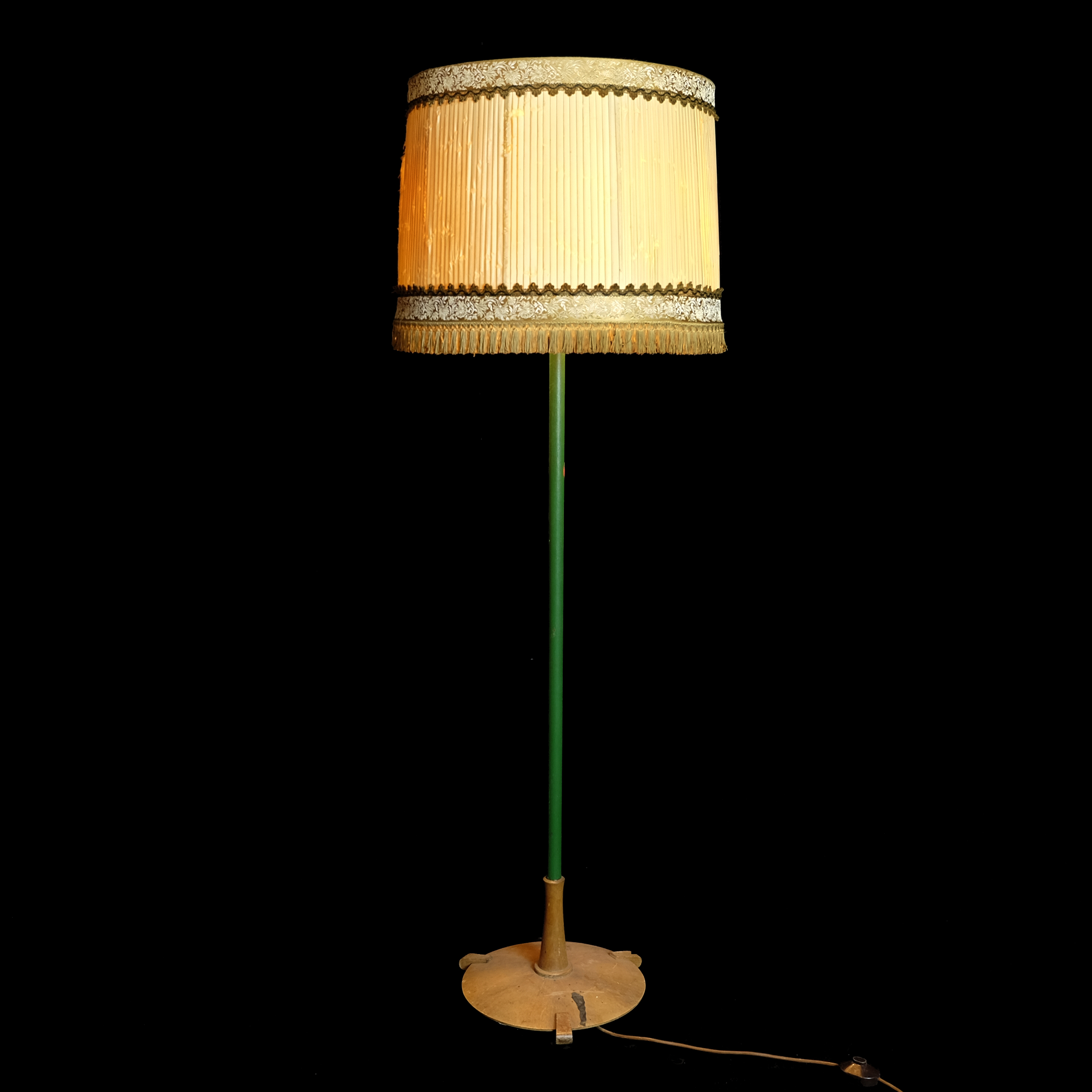Stehlampe 50er, goldbrauner Schirm mit Plissee und Borte 