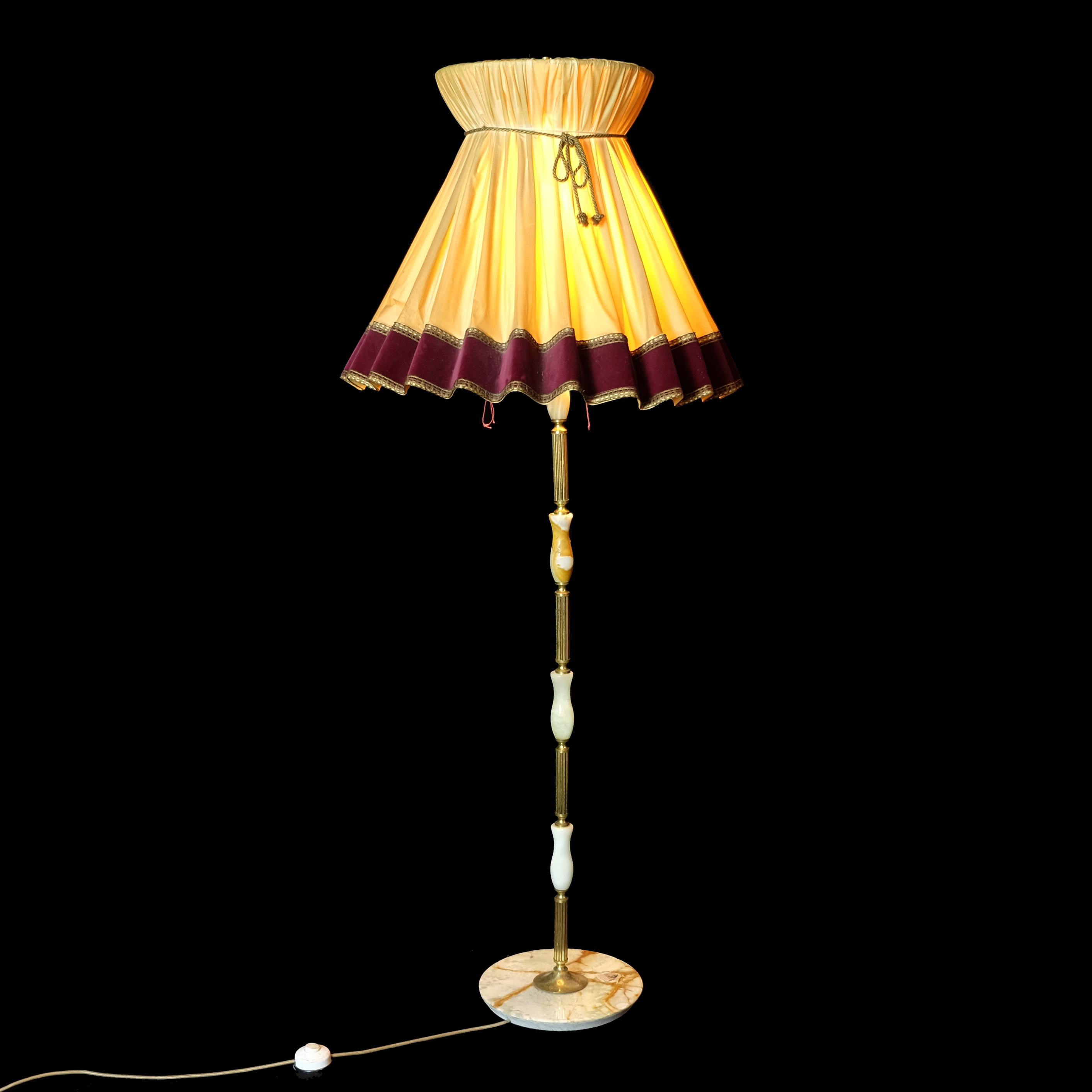 Stehlampe, einfarbiger gewellter Stoffschirm mit dunkler Borte