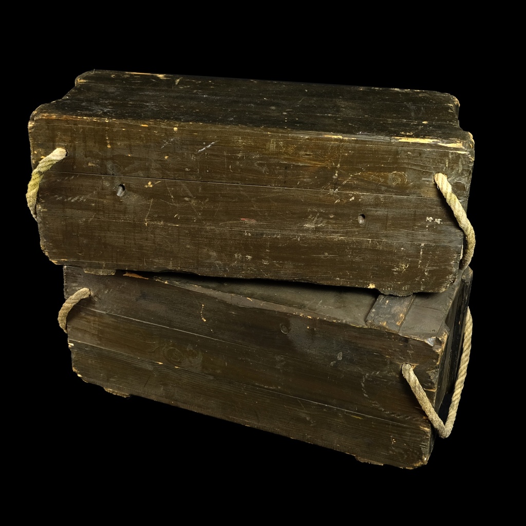 große dunkelbraune Holzkiste