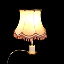 Tischlampe mit rosa Schirm