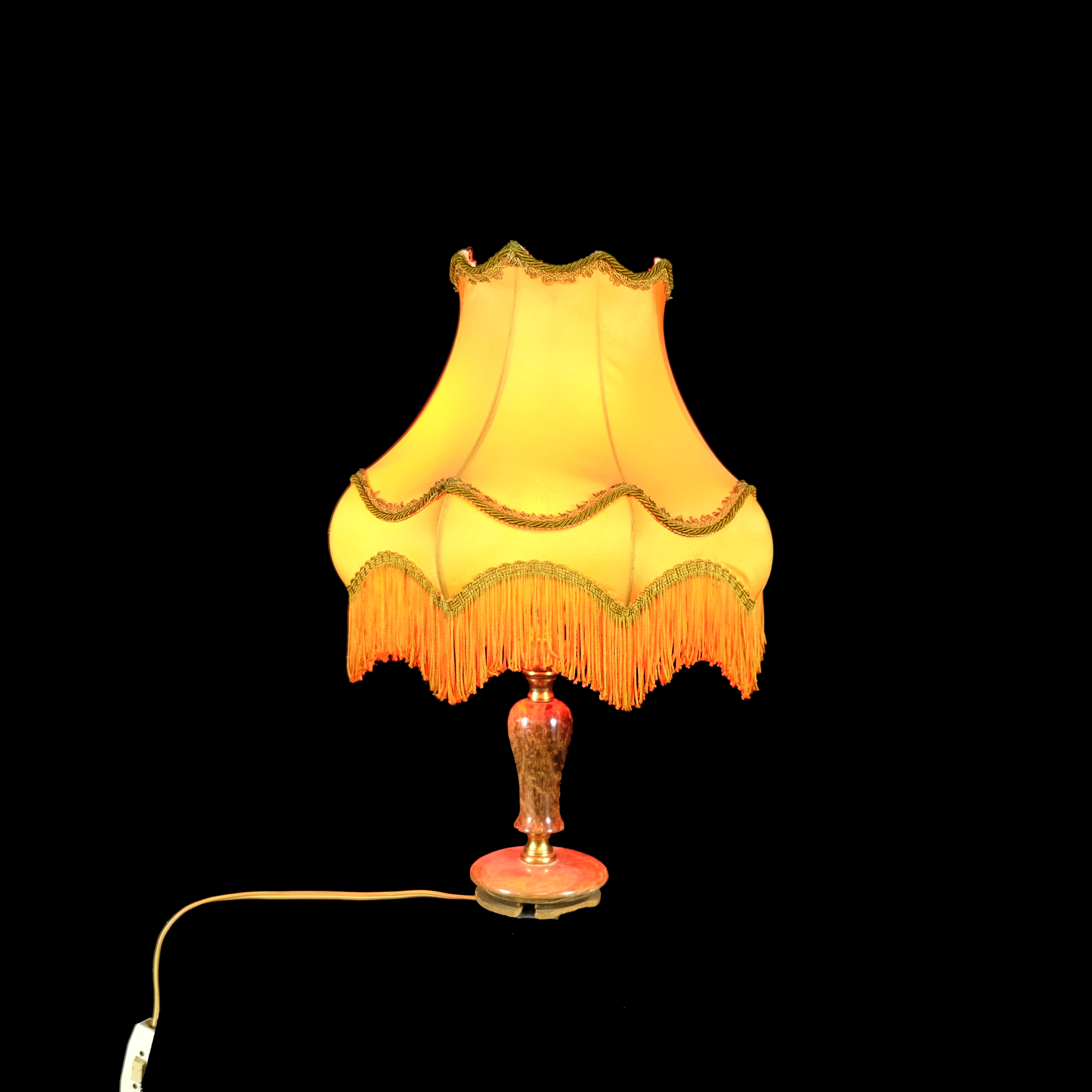 Tischlampe mit Fransenschirm