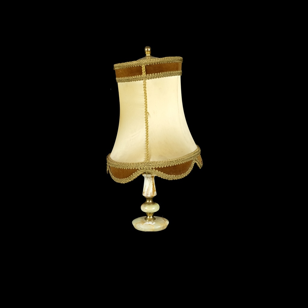 Tischlampe mit ovalem Schirm