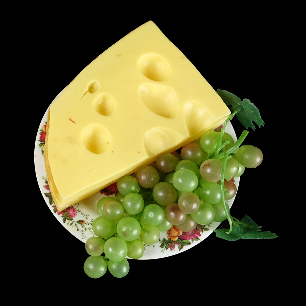 Teller mit Kunst-Käse und -Trauben