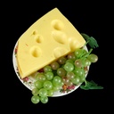 Teller mit Kunst-Käse und -Trauben