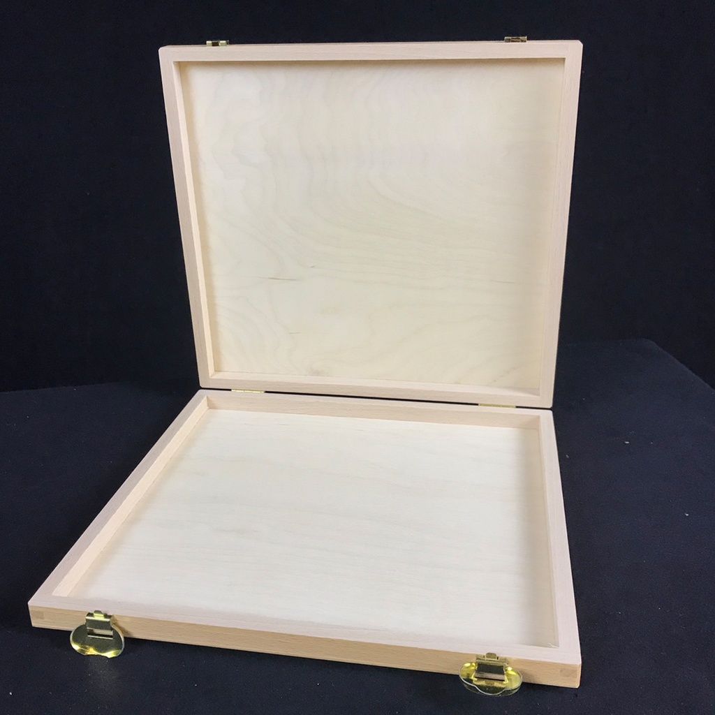 Holzboxen mit goldenem Verschluss