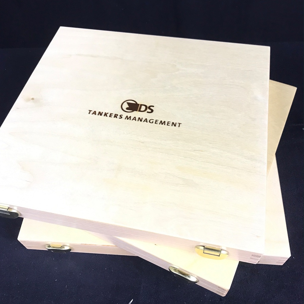 Holzboxen mit goldenem Verschluss