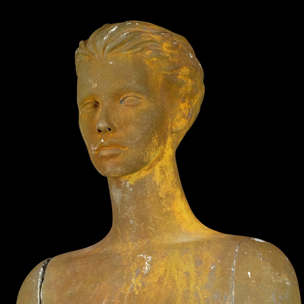 weibliche Schaufensterpuppe mit Rostpatina