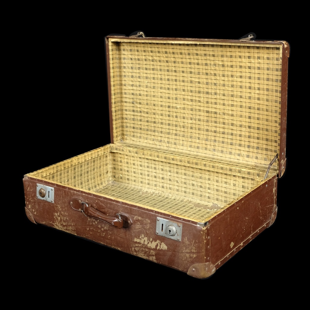 brauner Koffer aus Karton