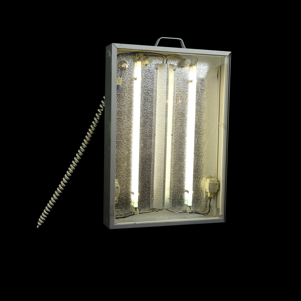 weißer Leuchtkasten mit Neonröhren