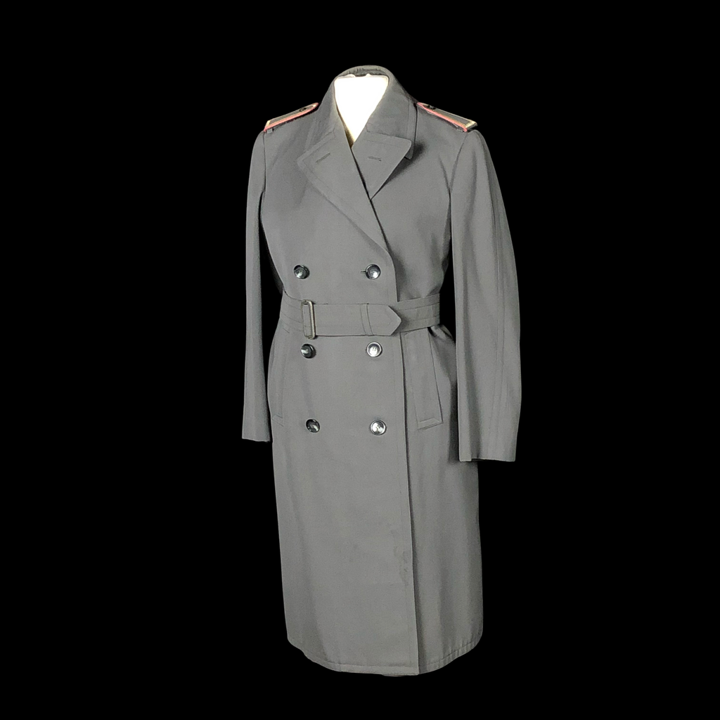 grauer Uniformmantel mit Schulterlaschen