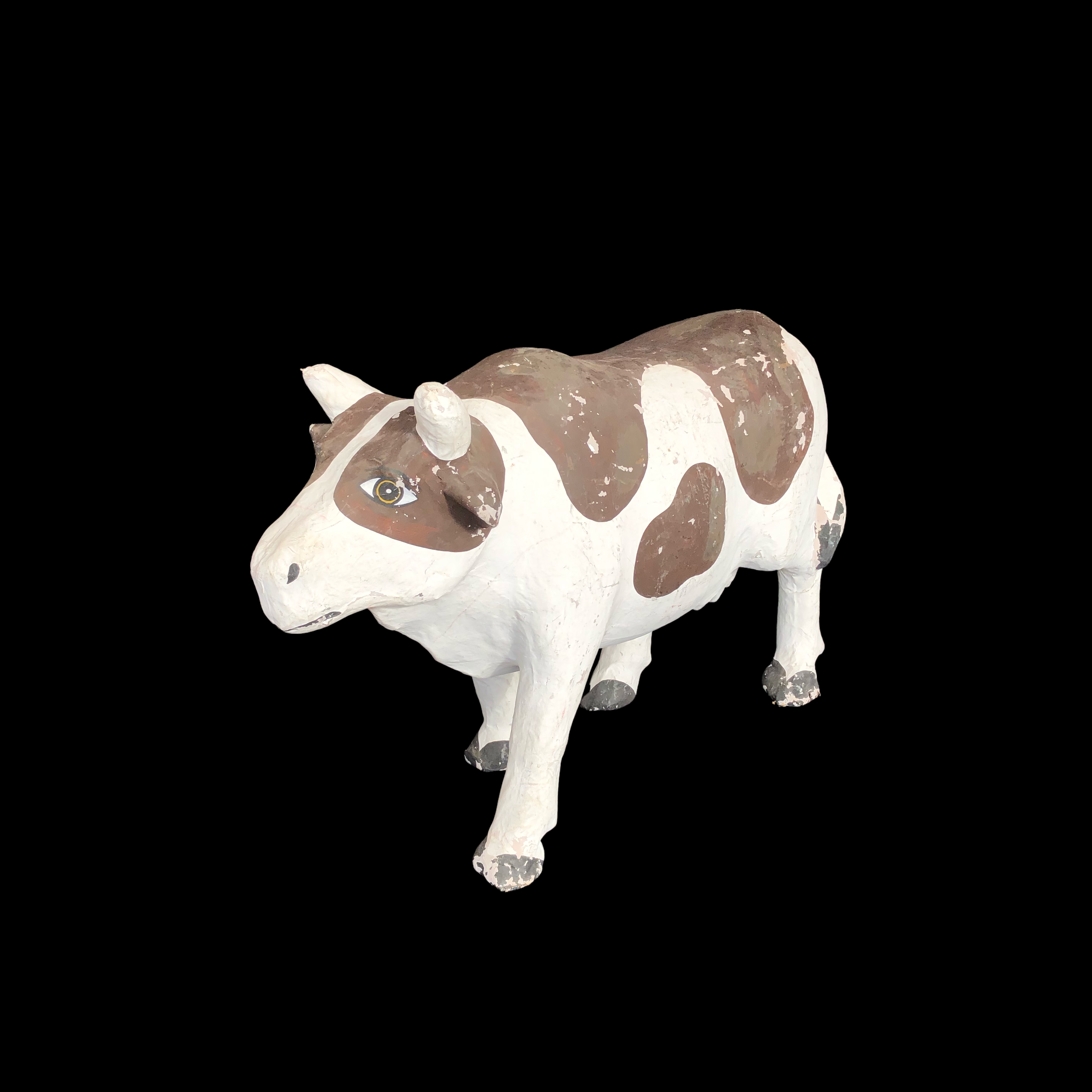 braun-weiß gefleckte Kuh aus Pappmachè