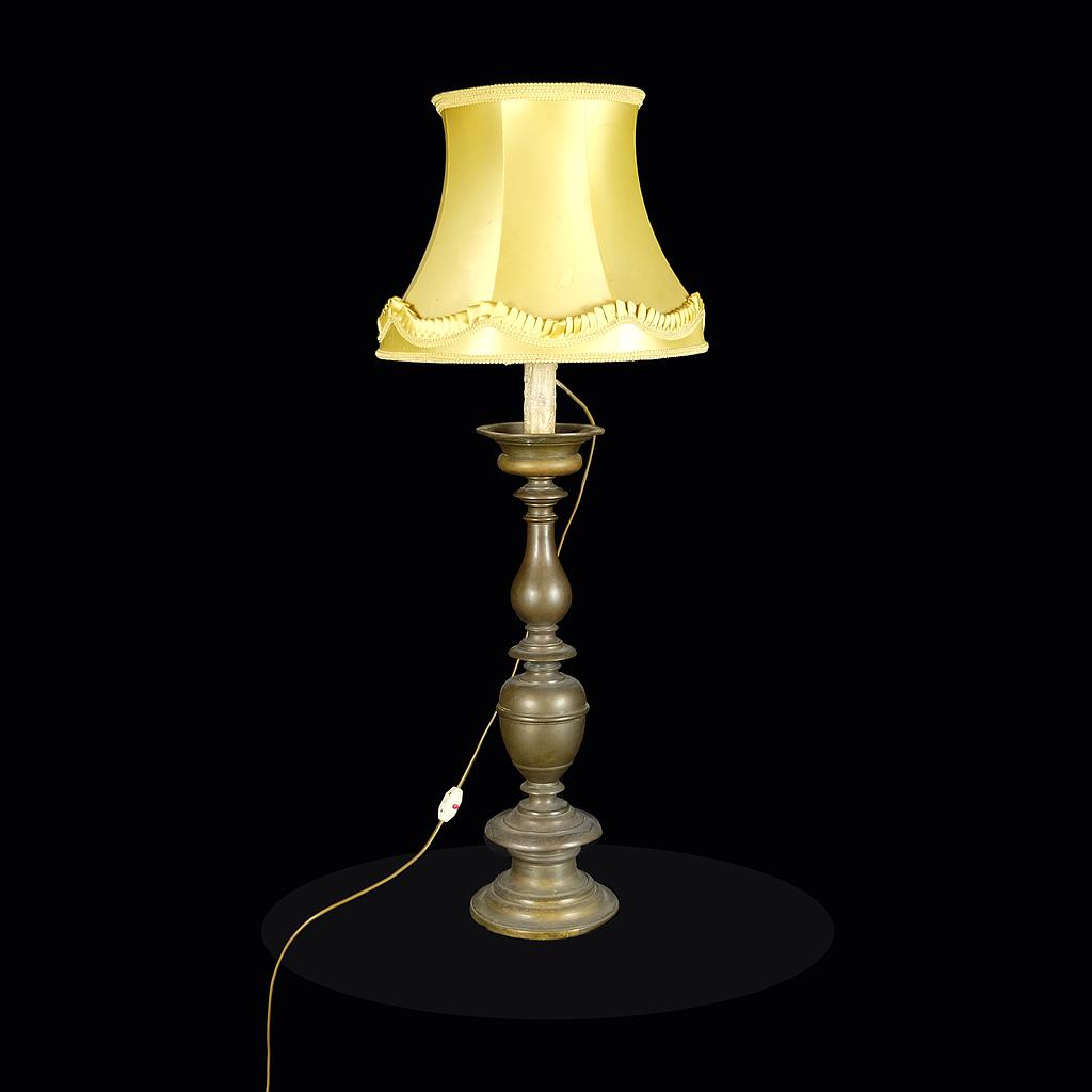 Tischlampe mit hellem Schirm