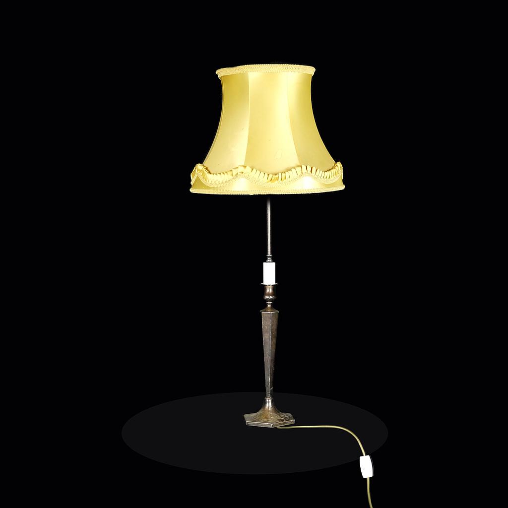 Tischlampe mit hellem Schirm