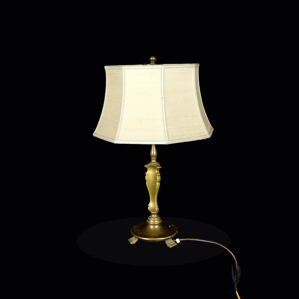 Tischlampe mit hellem Schirm