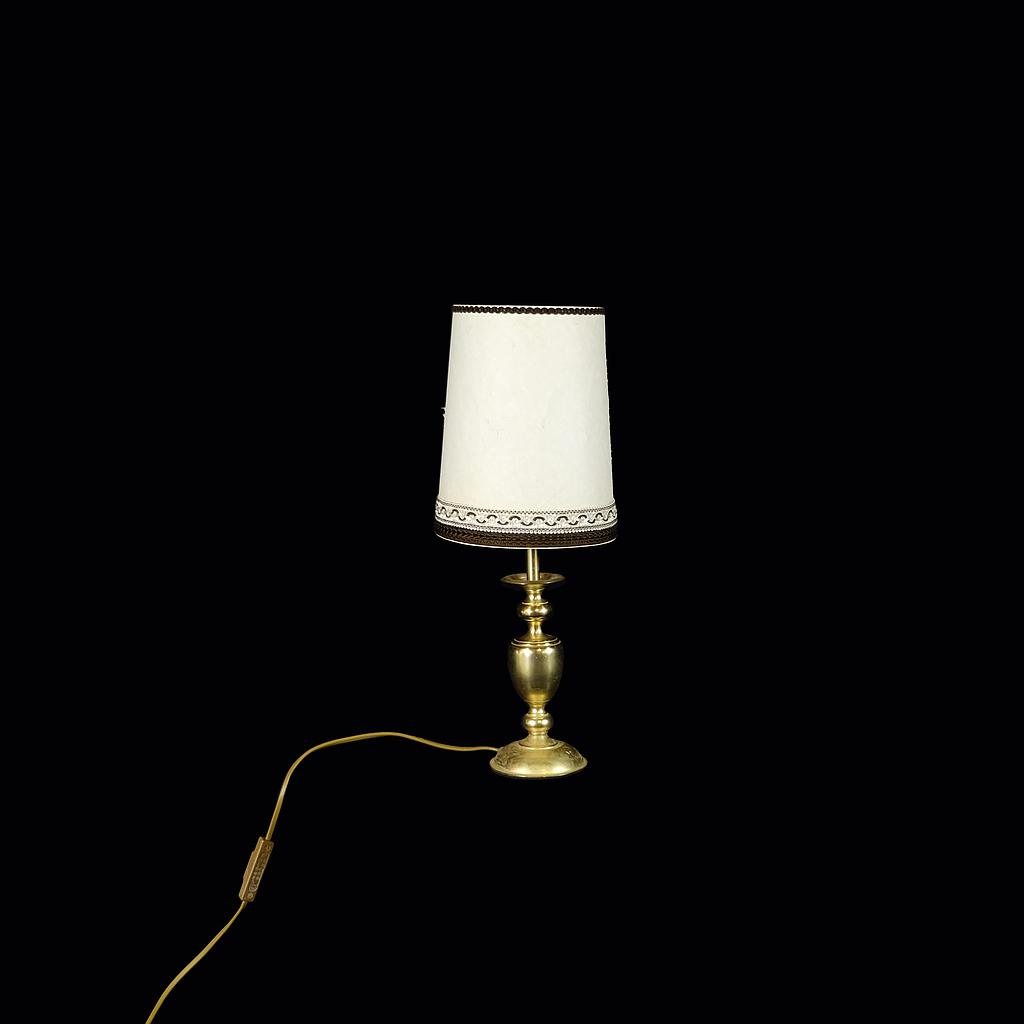 Tischlampe mit weißem Schirm