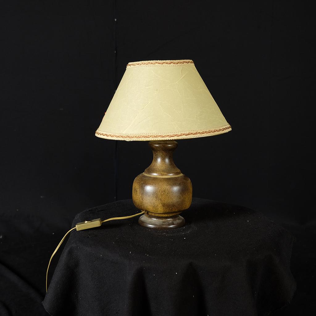 Tischlampe mit hellem Schirm