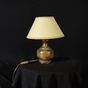Tischlampe mit hellem Schirm
