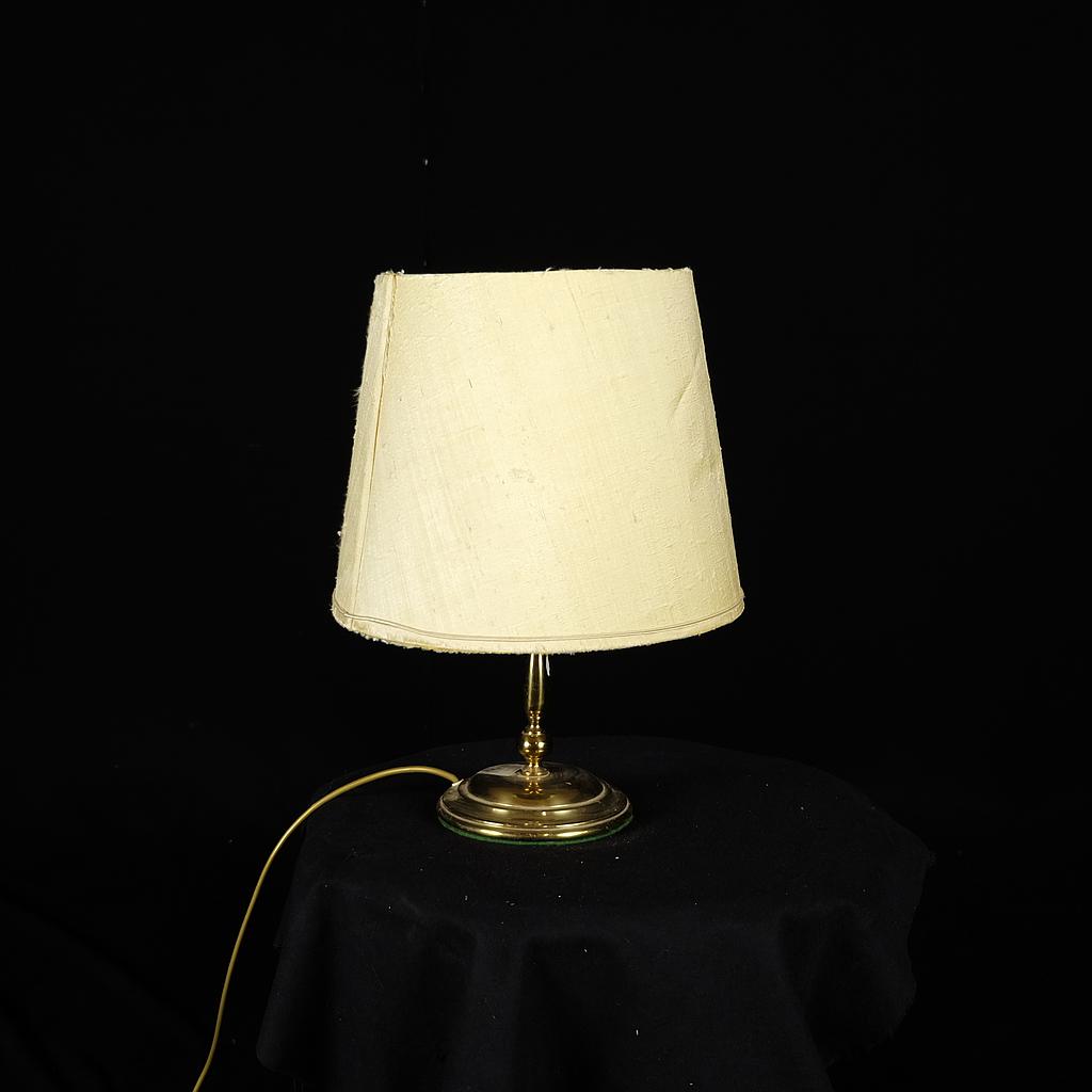 Tischlampe mit hellem Schirm