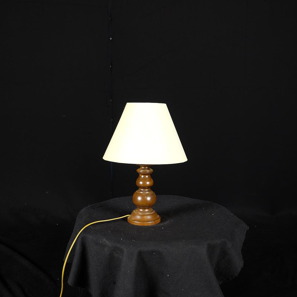 Tischlampe mit Holzfuß