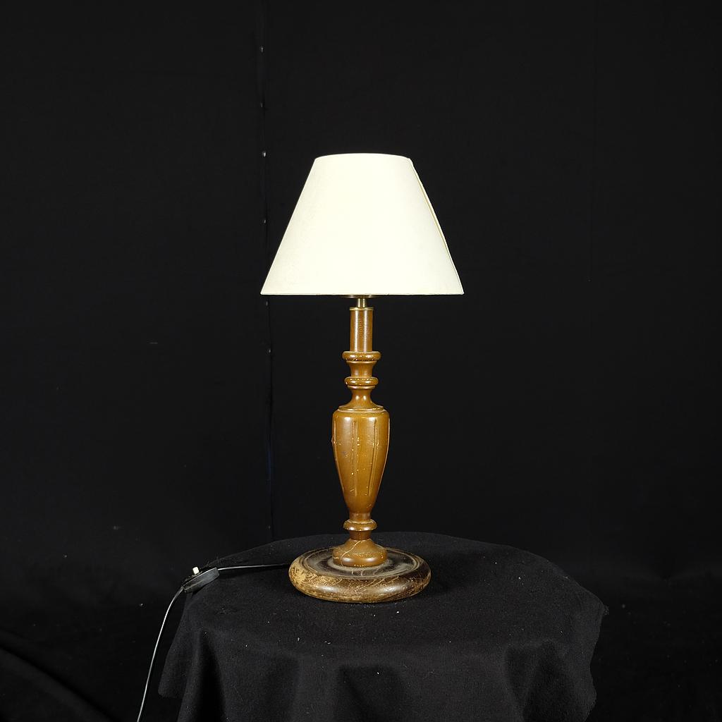 Tischlampe mit Holzfuß
