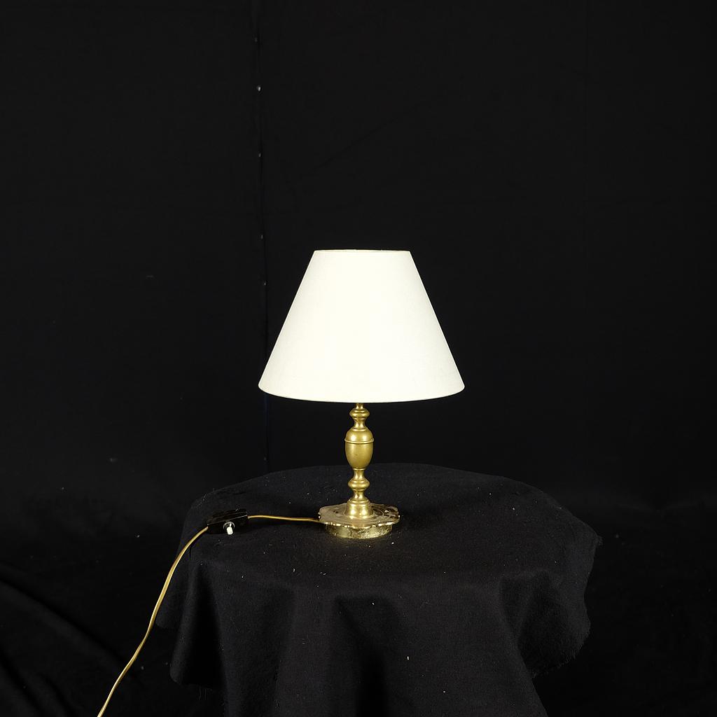 Tischlampe mit Messingfuß