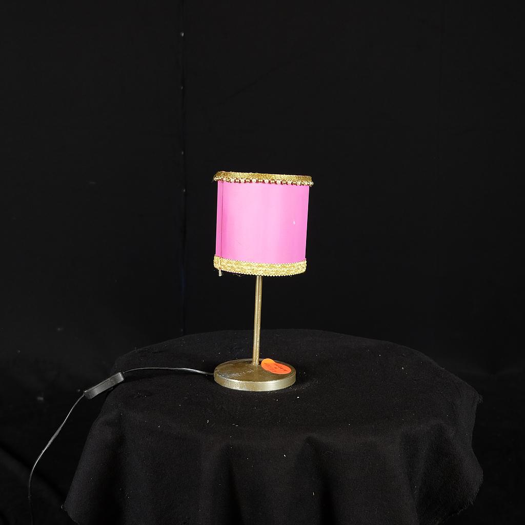 Tischlampe mit pinkem Schirm