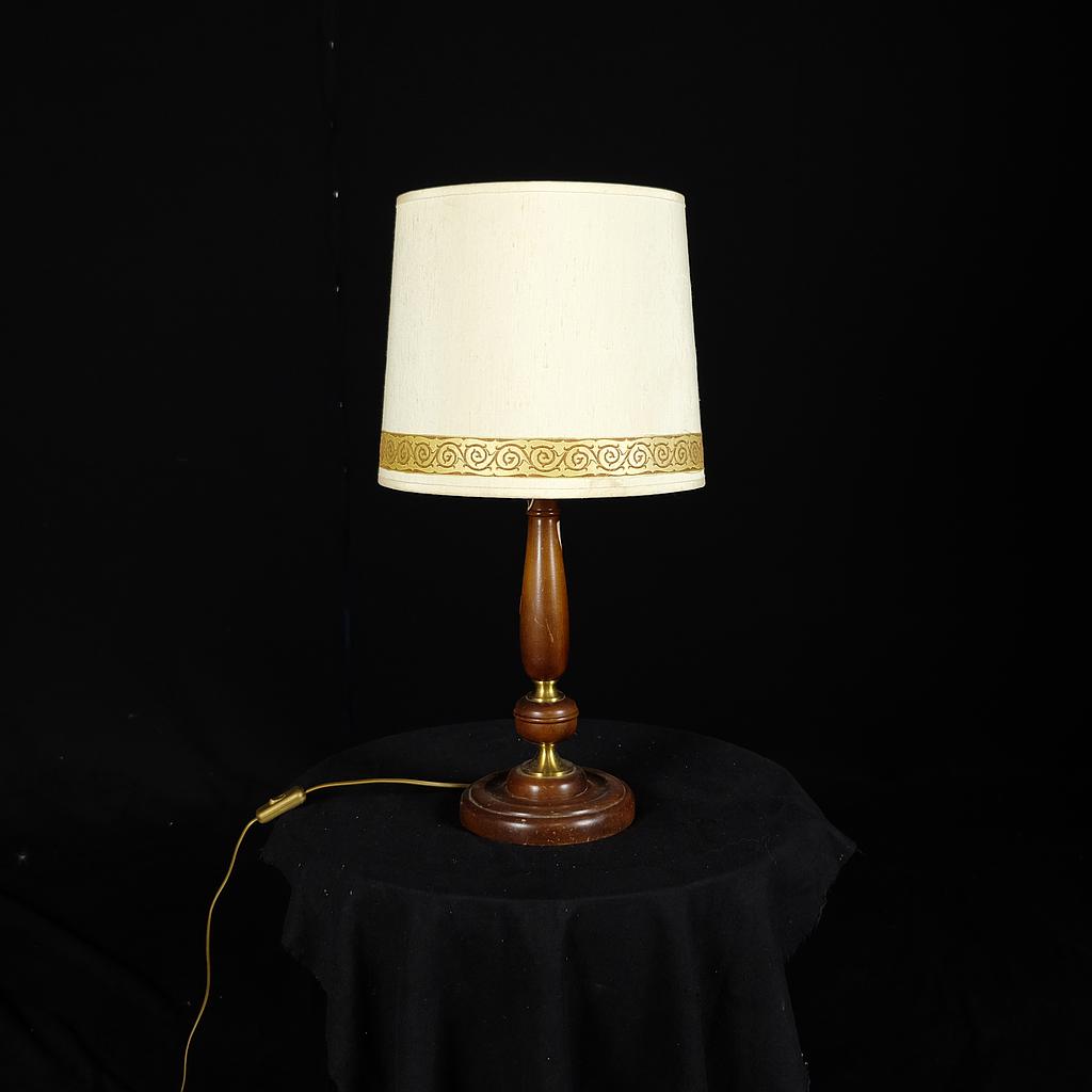 Tischlampe mit hellem Schirm