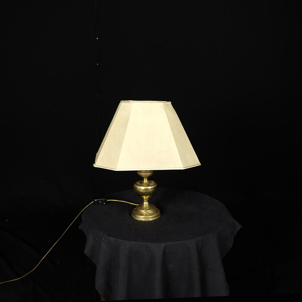 Tischlampe mit eckigem Schirm